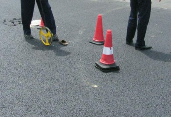 A dat cu o autoutilitară într-o maşină mică